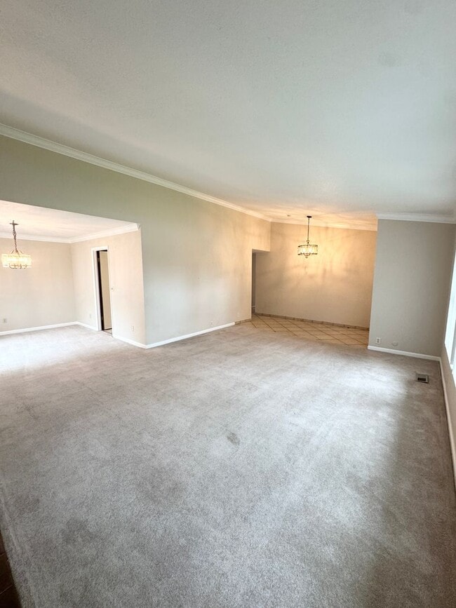 Building Photo - THREE BEDROOM TWO BATH  HOME in the Pocket...