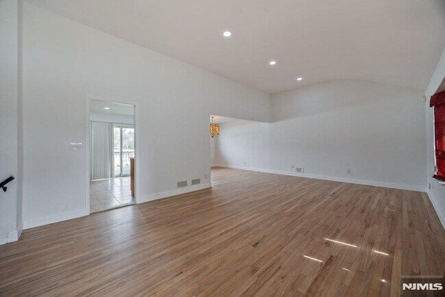 Building Photo - 327 Webster Dr