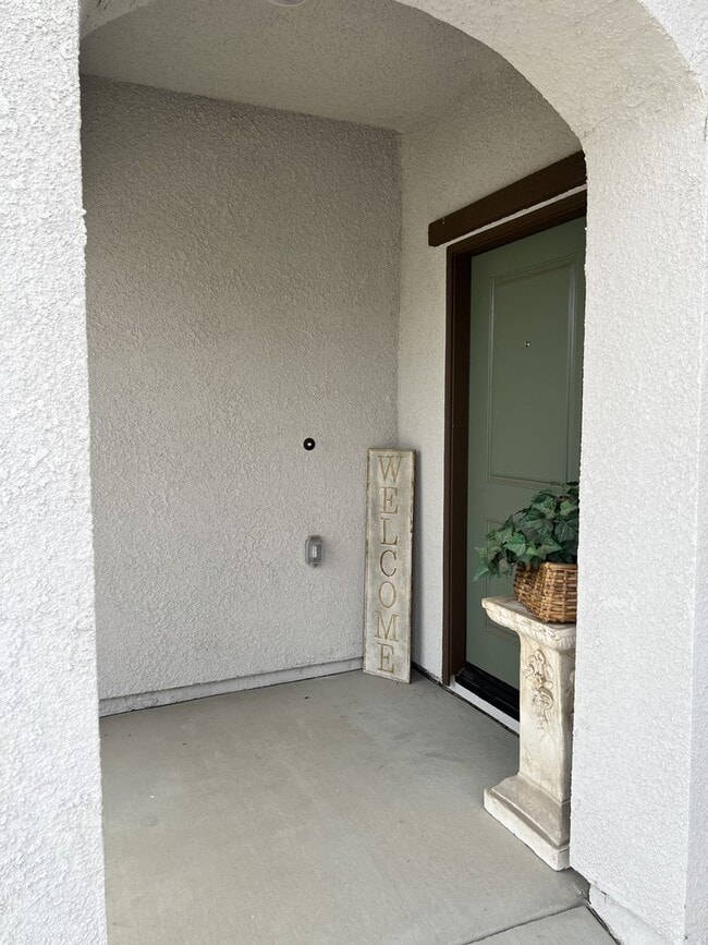 Building Photo - 4 Bedroom 2 Bath