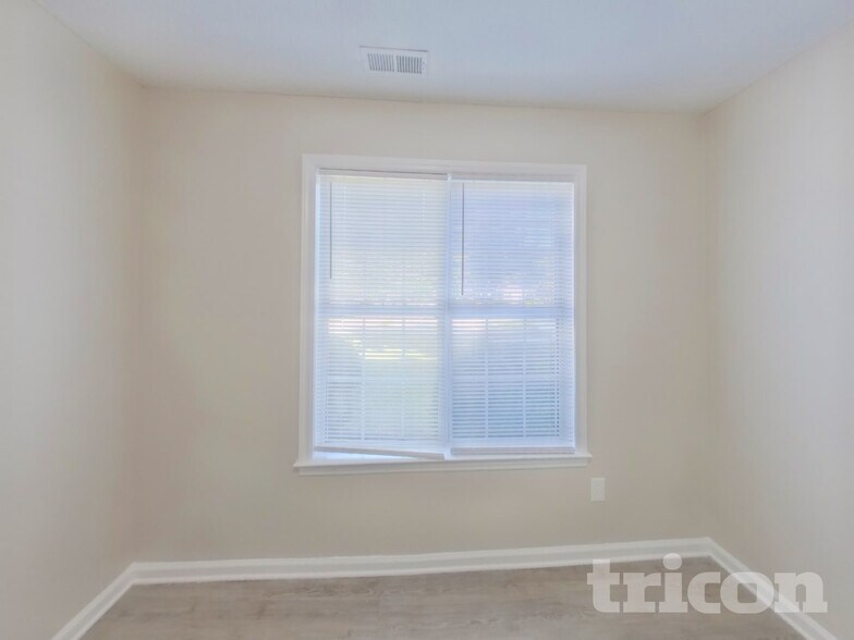 Building Photo - 5001 Alexis Dr