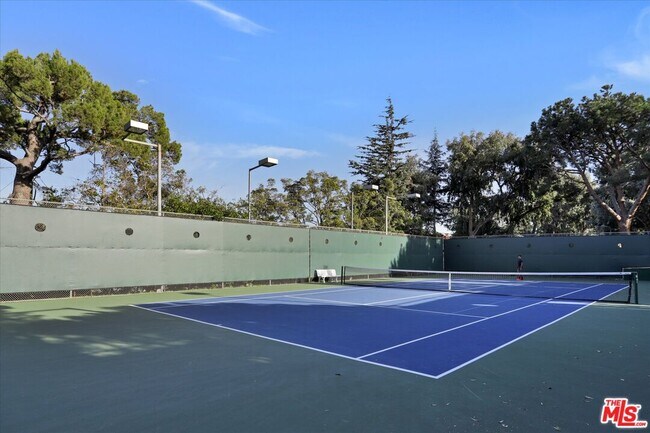 Building Photo - 2160 Century Pk E