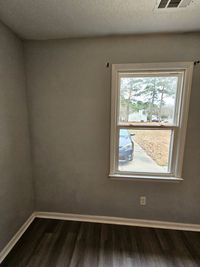 Building Photo - Affordable 2 Bedroom Duplex Off of Gum Bra...