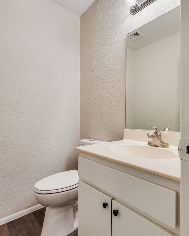 Building Photo - Charming Two-Story Townhome with Private C...