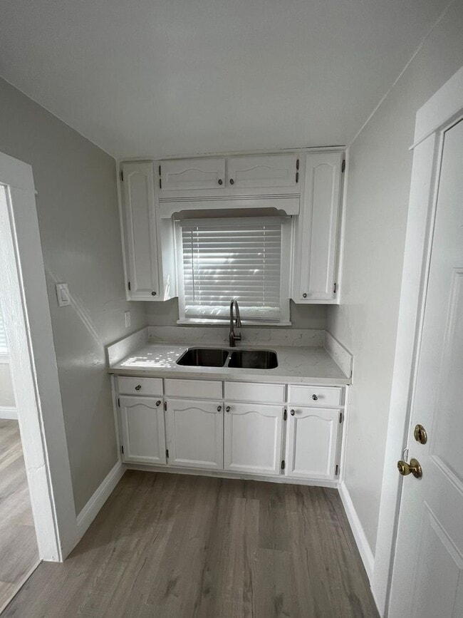 Building Photo - 1681 1/2 West 37th Street