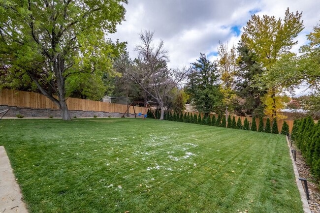 Building Photo - 3390 Thornhill Dr