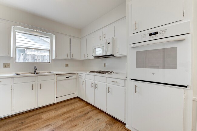 Building Photo - 3218 Crestdale Dr