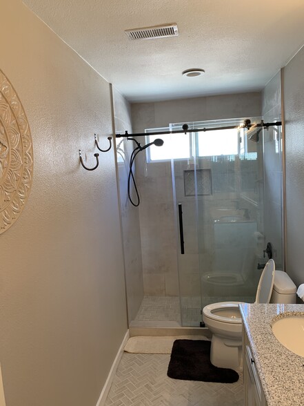 Dual showers! - 24633 Stagg St