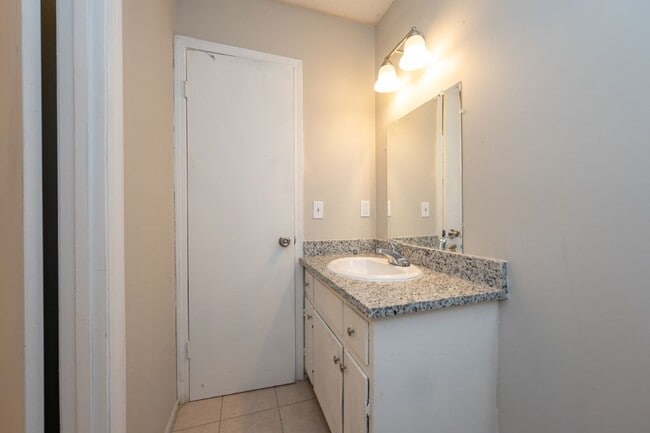 Building Photo - 581 Ridgewood Dr