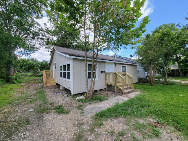 Building Photo - BEAUTIFUL REMODELED 3 BEDROOM 2 BATH IN LA...