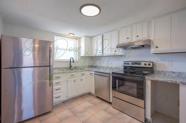 Building Photo - CHARMING TOWNHOME IN LEES SUMMIT!!