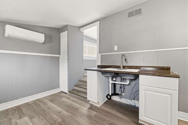 Building Photo - 1 Bed 1 Bath with TWO Bonus Rooms in Delmar Parkway!