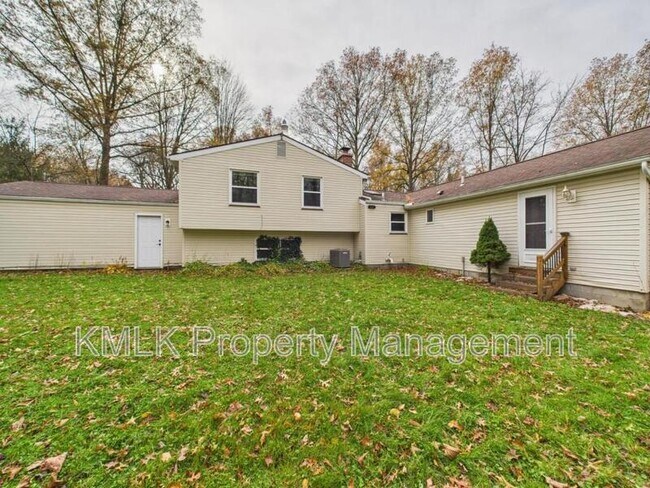 Building Photo - 874 Pleasant St