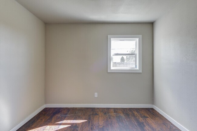 Building Photo - 1702 E 2nd St