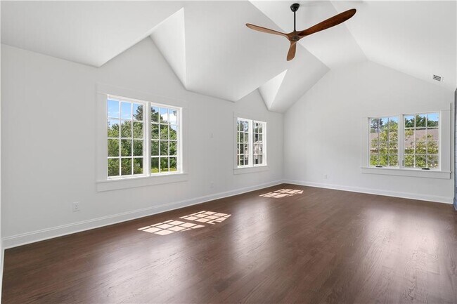 Building Photo - 1296 Hilton Dr