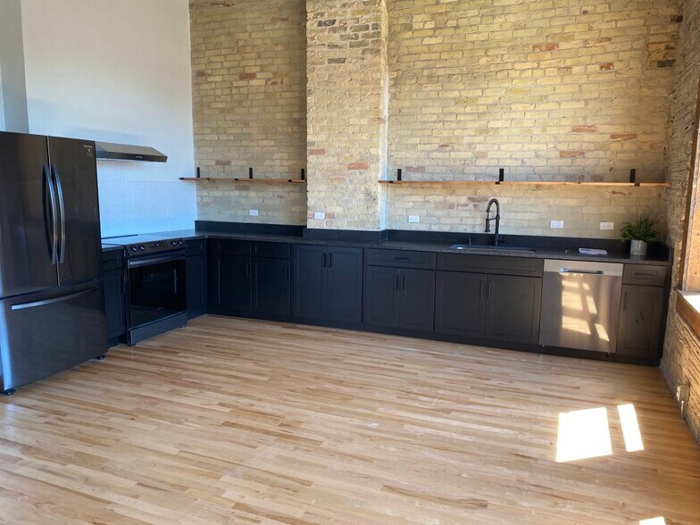 Building Photo - 403 Main St