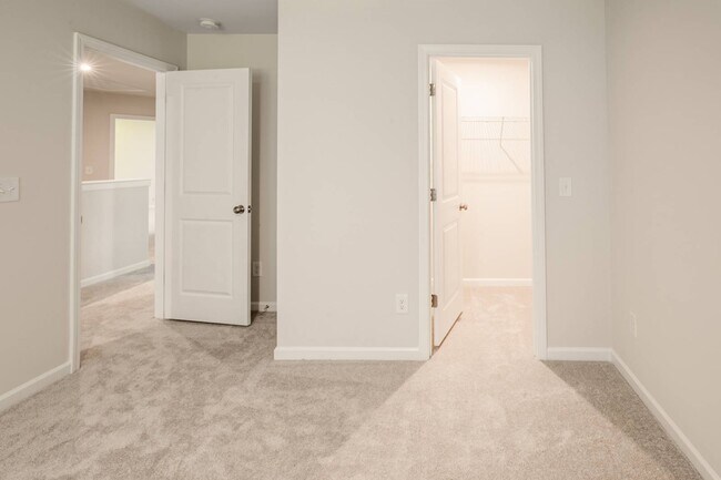 Building Photo - 421 Midland Pnes Dr