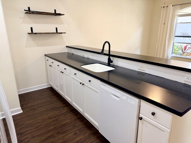 Building Photo - "Charming 3-Bed, 2-Bath Oasis in Wellington's Heart – 1060 Sqft of Comfort Awaits!"