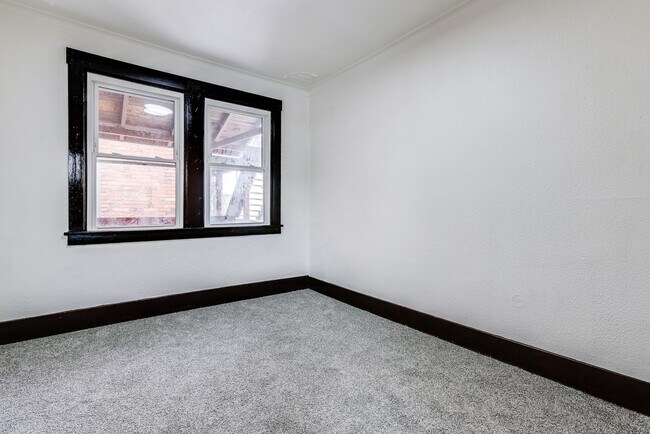 Building Photo - 609 E Warrington Ave