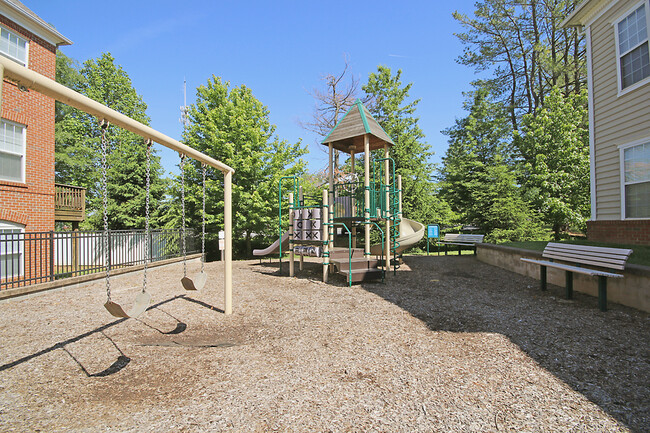 Building Photo - Light-filled Glenwood Station Townhome