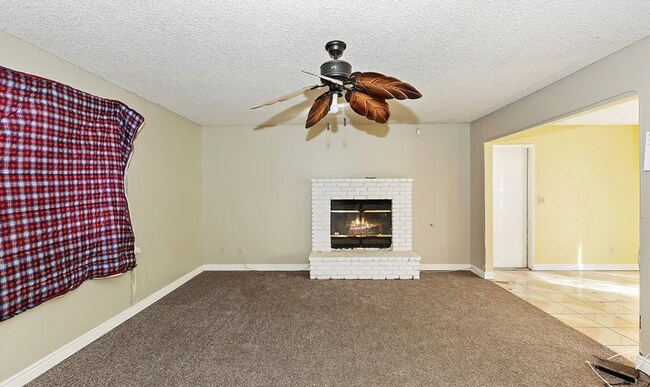 Building Photo - 3 BEDROOM HESPERIA HOME