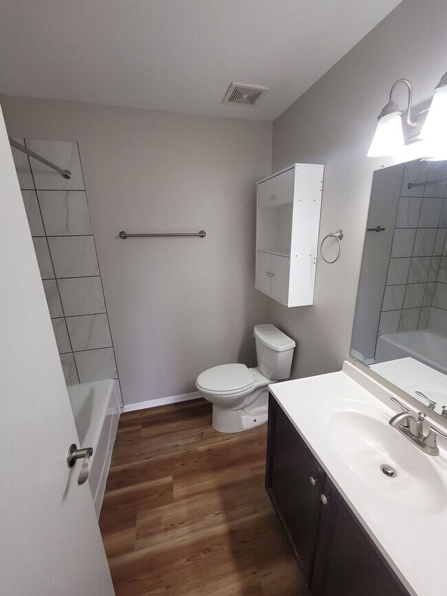 Building Photo - Charming Two-Bedroom Two Bathroom Apartment in Prime Chesterton Location!