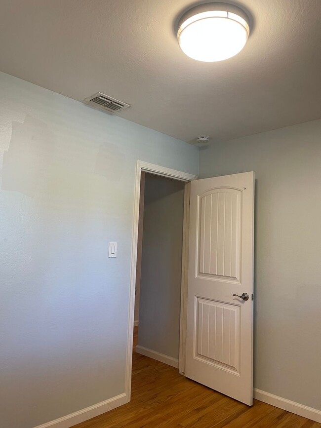 Building Photo - Beautiful Mid Century 3 Bedroom 3.5 Bathro...
