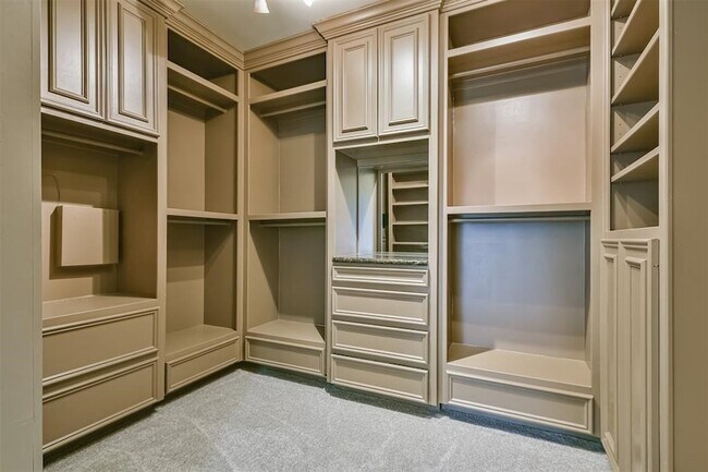 Building Photo - 13707 Elm Shores Dr