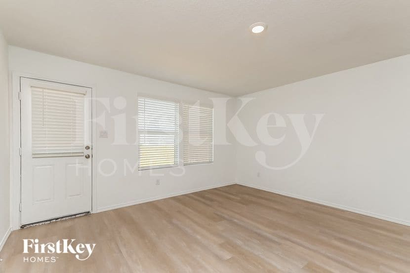 Building Photo - 10610 McClintock Dr