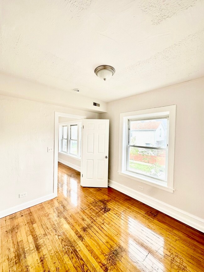 Building Photo - 1237 N Karlov Ave