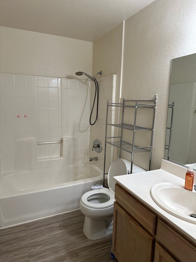 Building Photo - Great 2 bedroom 2 bathroom upstairs condo!