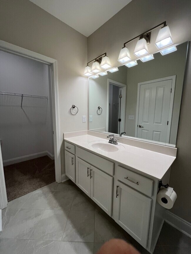 Building Photo - Beautiful 2-Bedroom Townhome with Modern C...