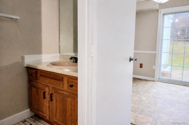 Building Photo - 6 Maple Ave