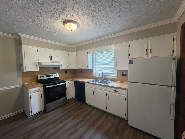 Building Photo - 2 Bed 1 Bath Home