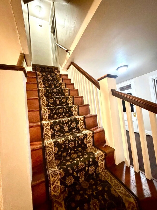 Building Photo - 526 Howard Ave