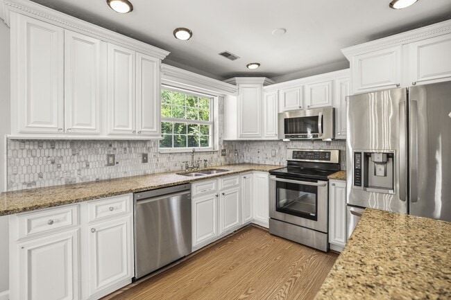 Building Photo - 3127 Creekview Ln