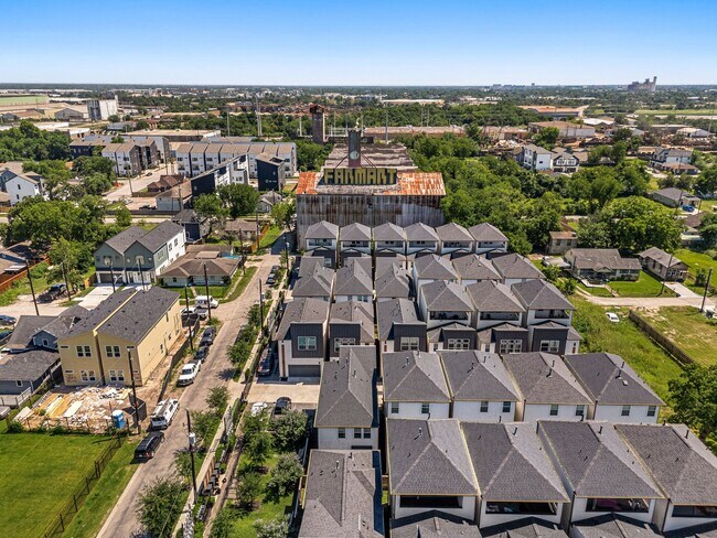Building Photo - 725 Emile St