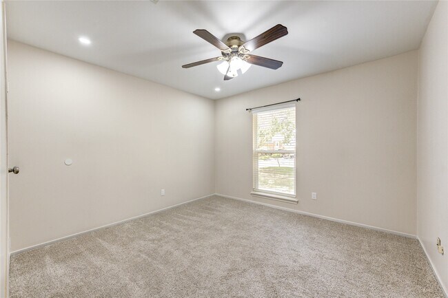 Building Photo - 2114 River Village Dr