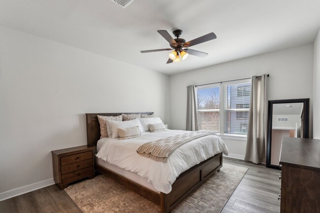 Building Photo - Gorgeous 2bd/2ba modern condo w/balcony located conveniently in MOSAIC AT WOODLAND PARK in Herndon.