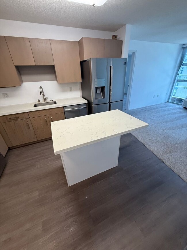 Building Photo - Modern 2 Bed / 2 Bath Condo with Top Ameni...