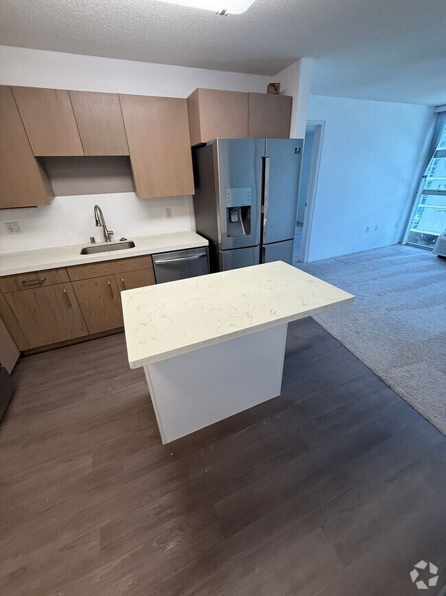 Building Photo - Modern 2 Bed / 2 Bath Condo with Top Ameni...