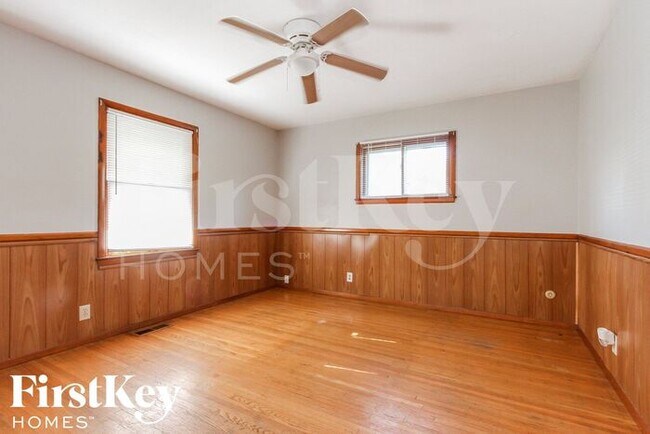 Building Photo - 1425 N Bolton Ave