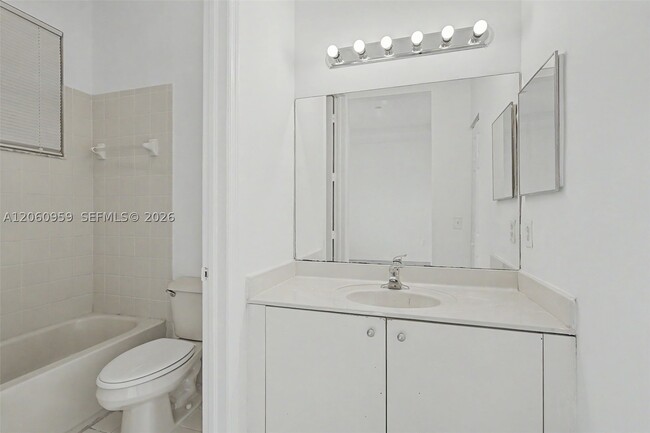 Building Photo - 975 NE 42nd Ave