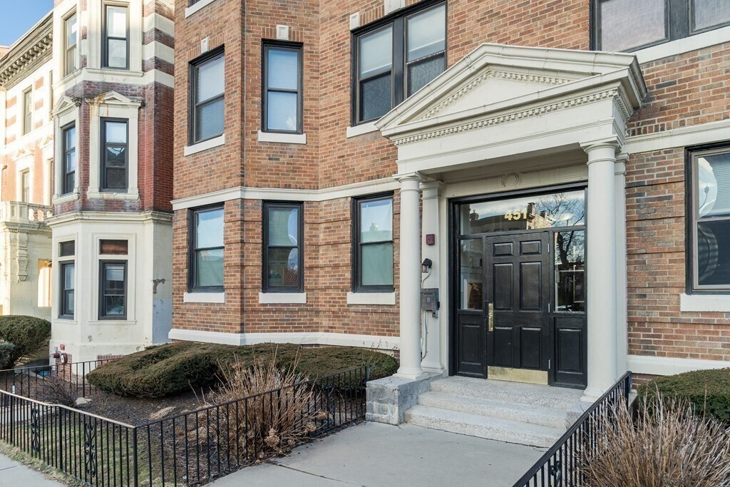 Building Photo - 451 Park Dr