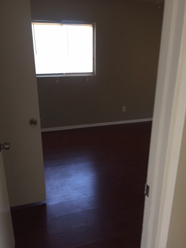 Building Photo - Huge 4/2 house located on a very desirable area. section 8 approved