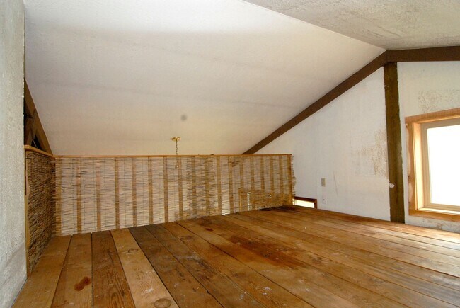 Building Photo - Riverfront property in Coast Range