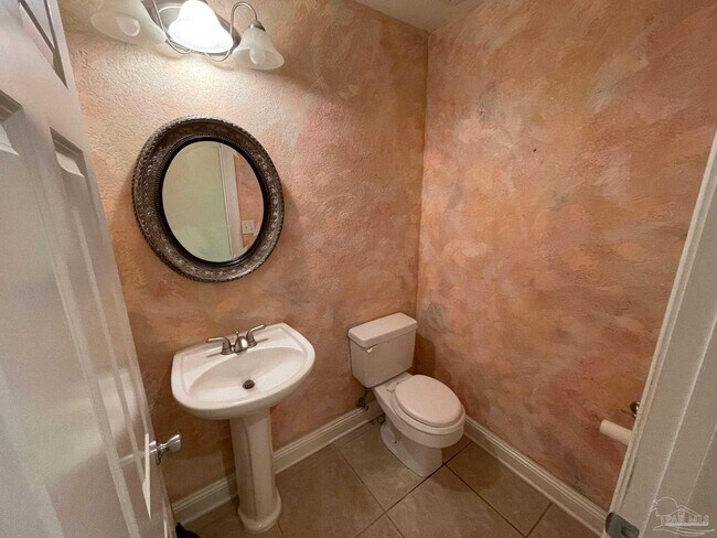 Building Photo - 5955 Hermitage Dr