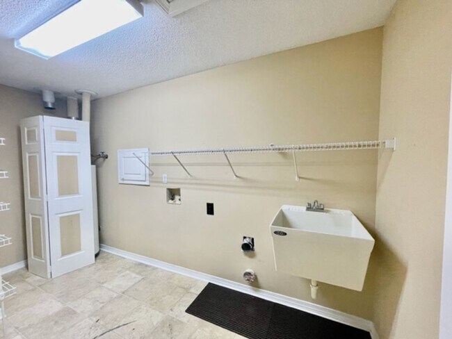 Building Photo - 1315 Forest Shore Dr