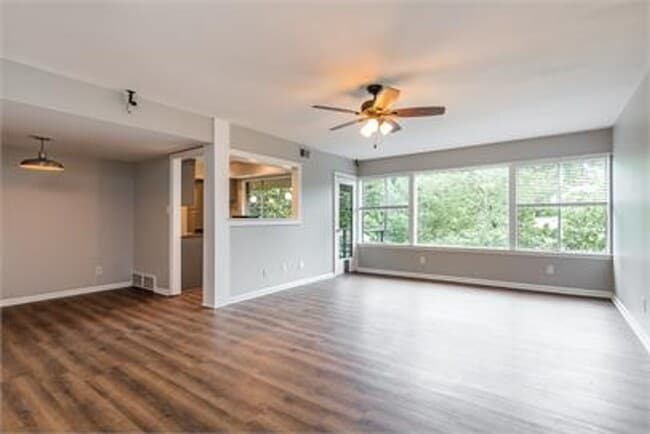 Building Photo - 2 bed 1.5 Bath Apartment, with Community Pool