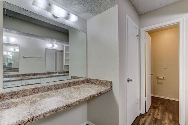 Building Photo - 3 bed 1.5 bath duplex in Midwest City