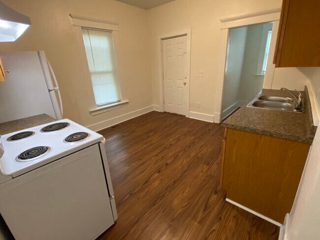 Building Photo - 82 Dana Ave